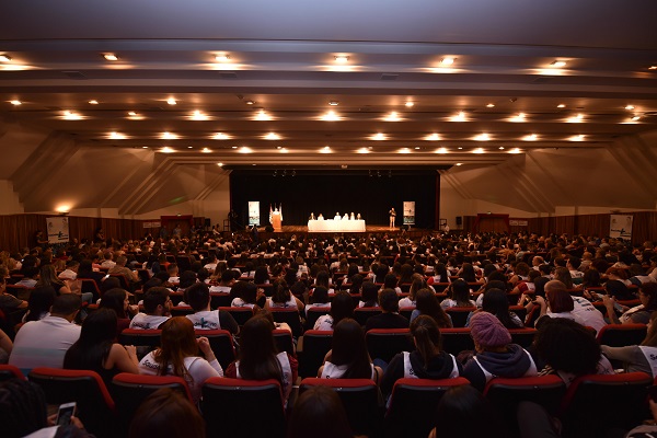 #PraCegoVer: Na imagem, plateia assistindo lançamento do novo projeto Saúde mais perto. As pessoas estão de costas, assistindo a palestra.